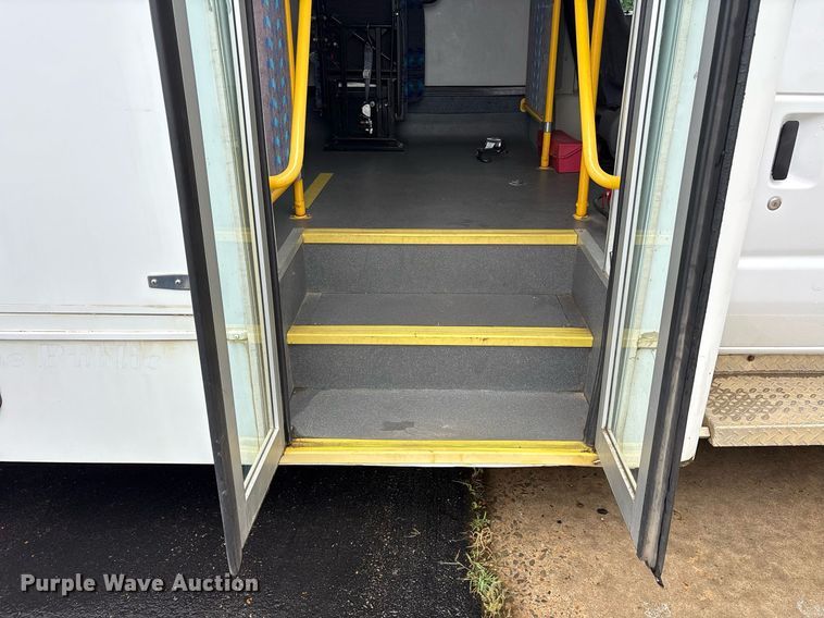 image for item DY0617 2016 Ford E450 shuttle bus