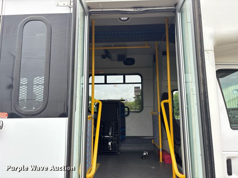 image for item DY0617 2016 Ford E450 shuttle bus