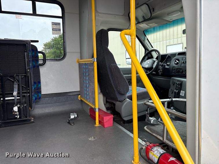 image for item DY0617 2016 Ford E450 shuttle bus