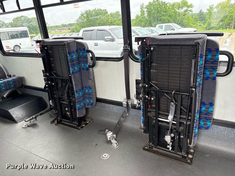 image for item DY0617 2016 Ford E450 shuttle bus