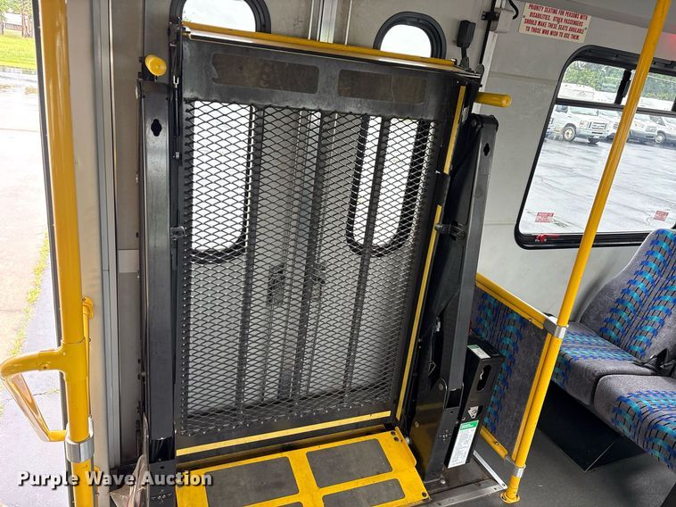 image for item DY0617 2016 Ford E450 shuttle bus