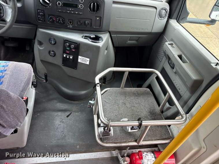 image for item DY0617 2016 Ford E450 shuttle bus
