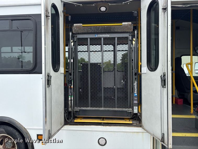 image for item DY0617 2016 Ford E450 shuttle bus