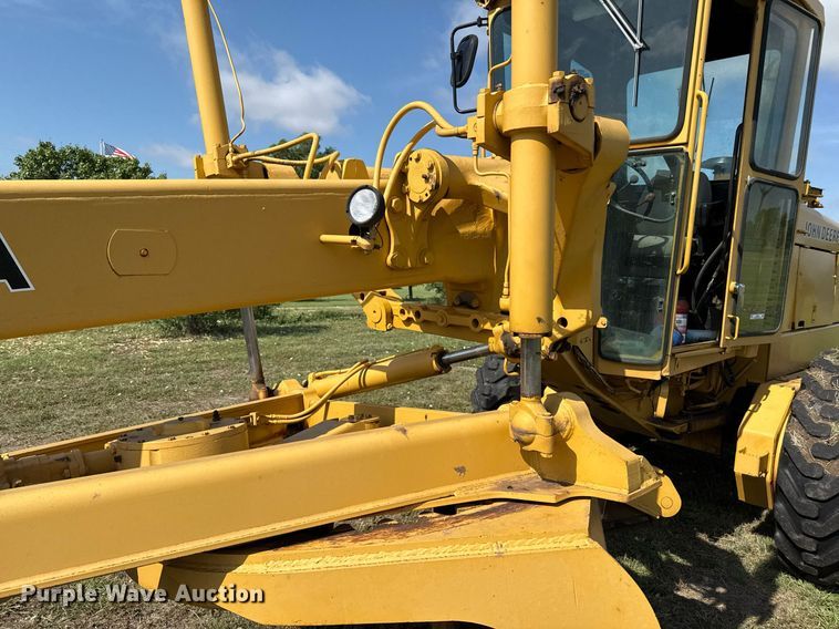 image for item DZ8504 1984 John Deere 770A motor grader