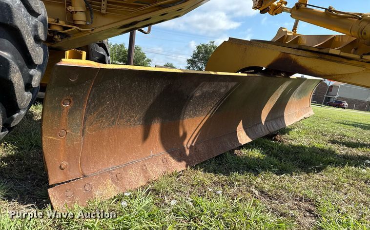 image for item DZ8504 1984 John Deere 770A motor grader