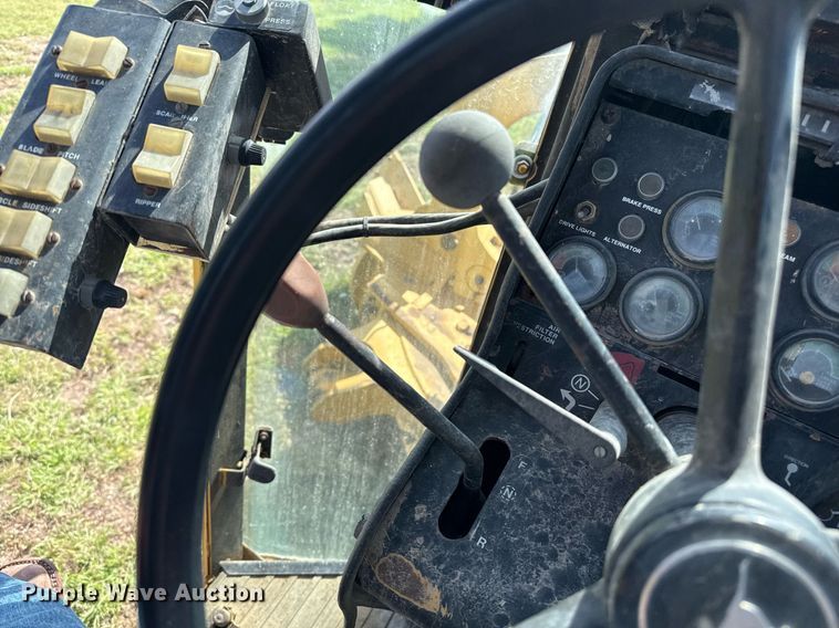 image for item DZ8504 1984 John Deere 770A motor grader