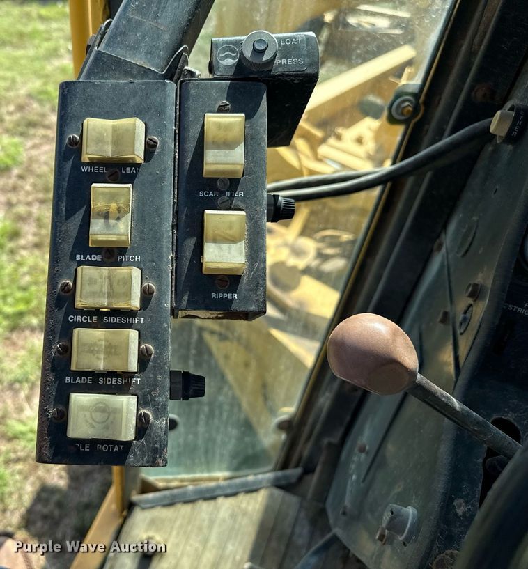 image for item DZ8504 1984 John Deere 770A motor grader