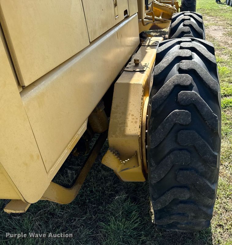 image for item DZ8504 1984 John Deere 770A motor grader