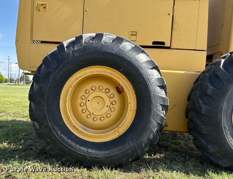 image for item DZ8504 1984 John Deere 770A motor grader