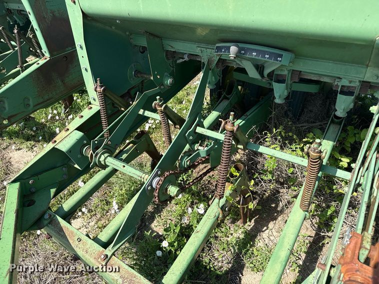 image for item DZ8506 John Deere 9300 grain drill