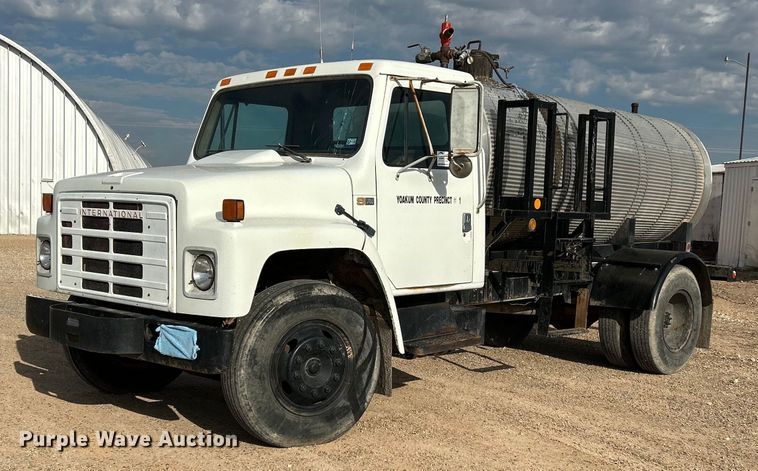 image for item EC1400 1986 International Harvester 1754 oil distributor truck