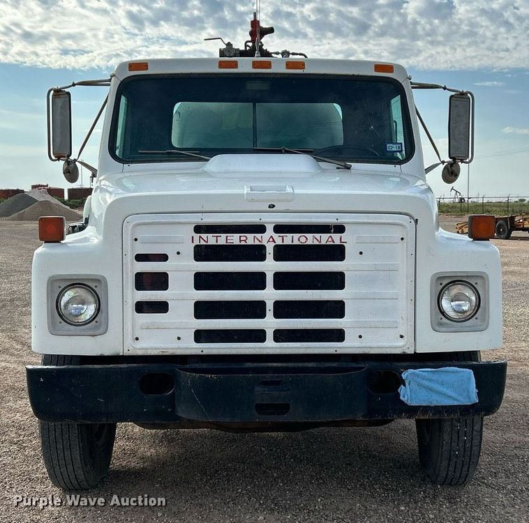 image for item EC1400 1986 International Harvester 1754 oil distributor truck