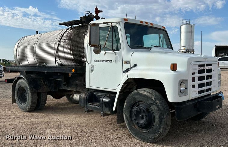 image for item EC1400 1986 International Harvester 1754 oil distributor truck