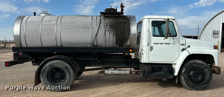 image for item EC1400 1986 International Harvester 1754 oil distributor truck