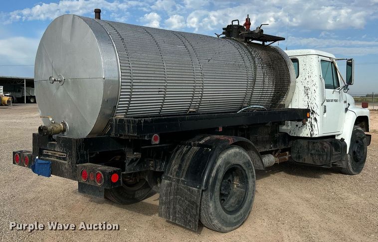 image for item EC1400 1986 International Harvester 1754 oil distributor truck