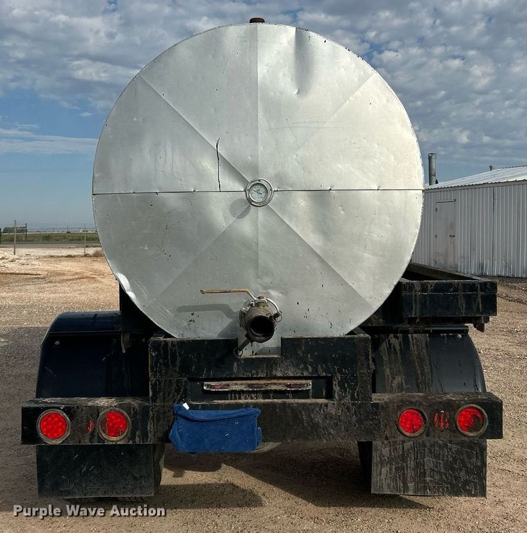 image for item EC1400 1986 International Harvester 1754 oil distributor truck