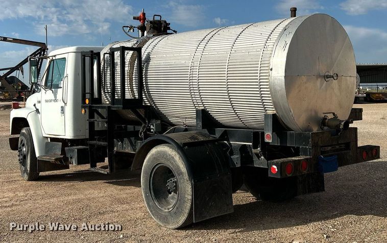 image for item EC1400 1986 International Harvester 1754 oil distributor truck