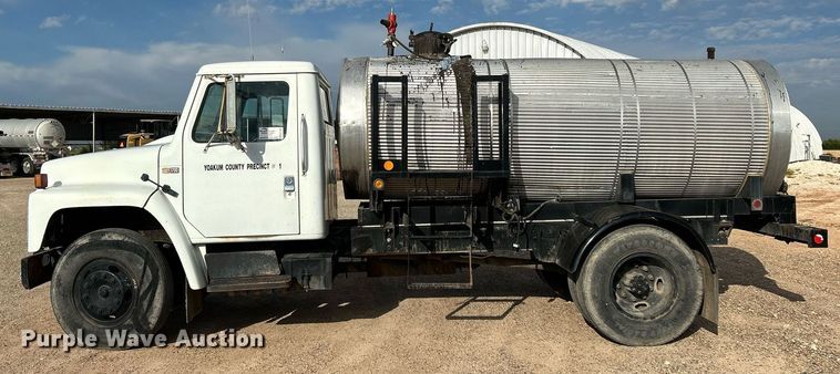 image for item EC1400 1986 International Harvester 1754 oil distributor truck