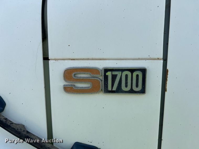 image for item EC1400 1986 International Harvester 1754 oil distributor truck