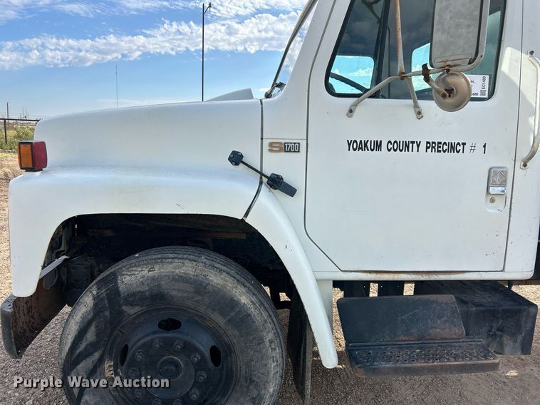 image for item EC1400 1986 International Harvester 1754 oil distributor truck