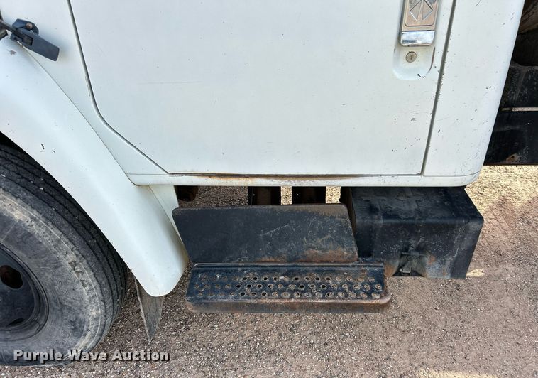 image for item EC1400 1986 International Harvester 1754 oil distributor truck