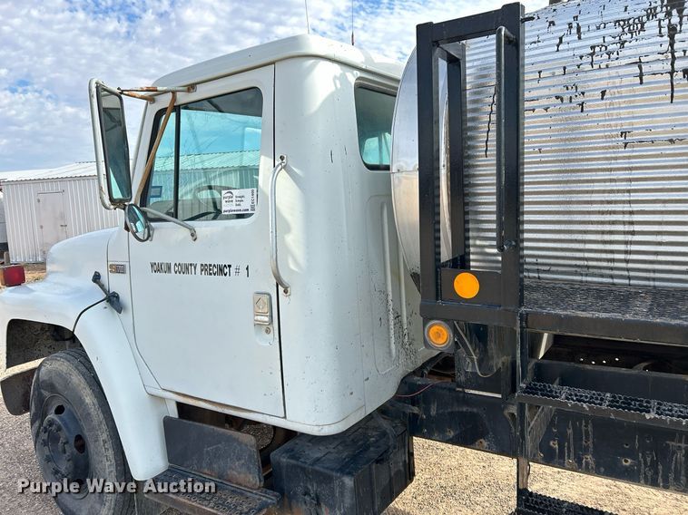 image for item EC1400 1986 International Harvester 1754 oil distributor truck