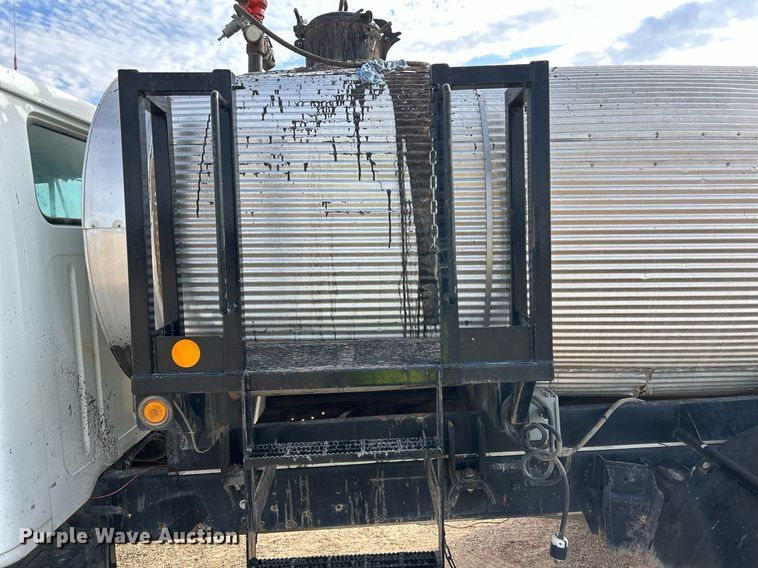 image for item EC1400 1986 International Harvester 1754 oil distributor truck