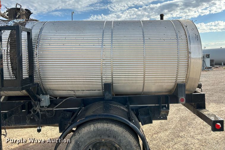 image for item EC1400 1986 International Harvester 1754 oil distributor truck