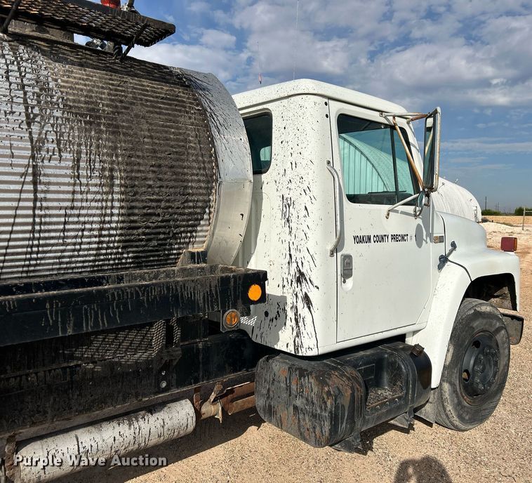 image for item EC1400 1986 International Harvester 1754 oil distributor truck