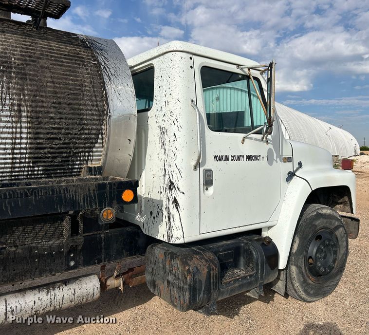 image for item EC1400 1986 International Harvester 1754 oil distributor truck