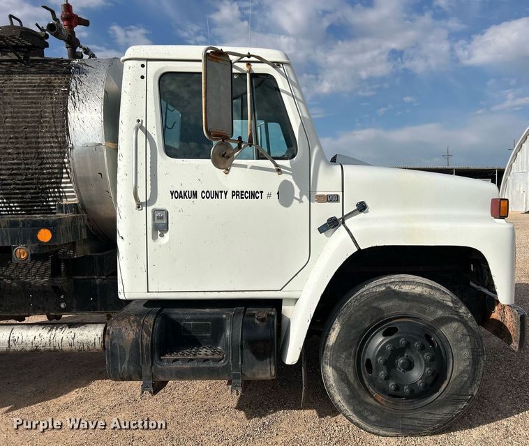 image for item EC1400 1986 International Harvester 1754 oil distributor truck