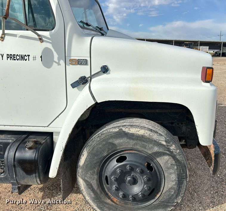 image for item EC1400 1986 International Harvester 1754 oil distributor truck