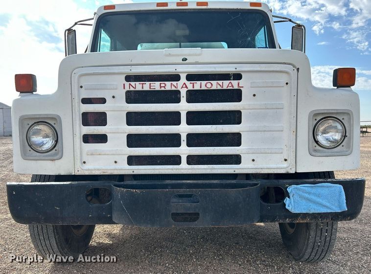 image for item EC1400 1986 International Harvester 1754 oil distributor truck