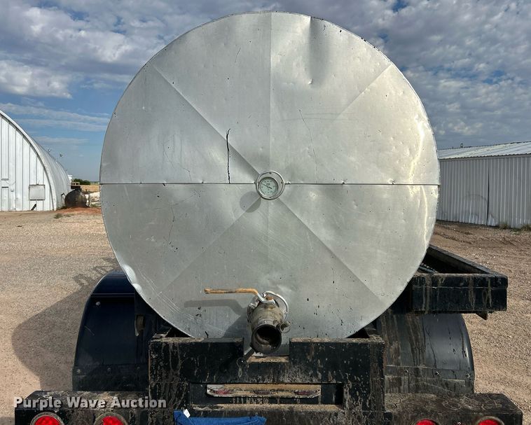 image for item EC1400 1986 International Harvester 1754 oil distributor truck