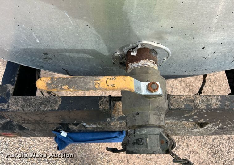 image for item EC1400 1986 International Harvester 1754 oil distributor truck