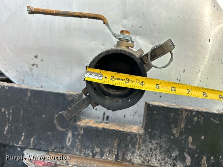 image for item EC1400 1986 International Harvester 1754 oil distributor truck