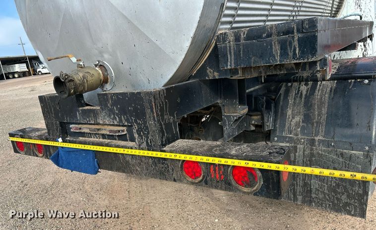 image for item EC1400 1986 International Harvester 1754 oil distributor truck