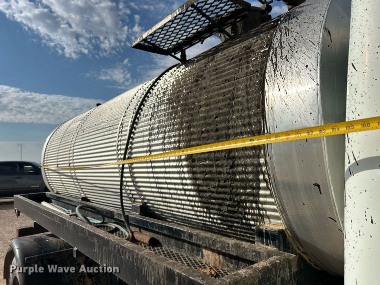 image for item EC1400 1986 International Harvester 1754 oil distributor truck