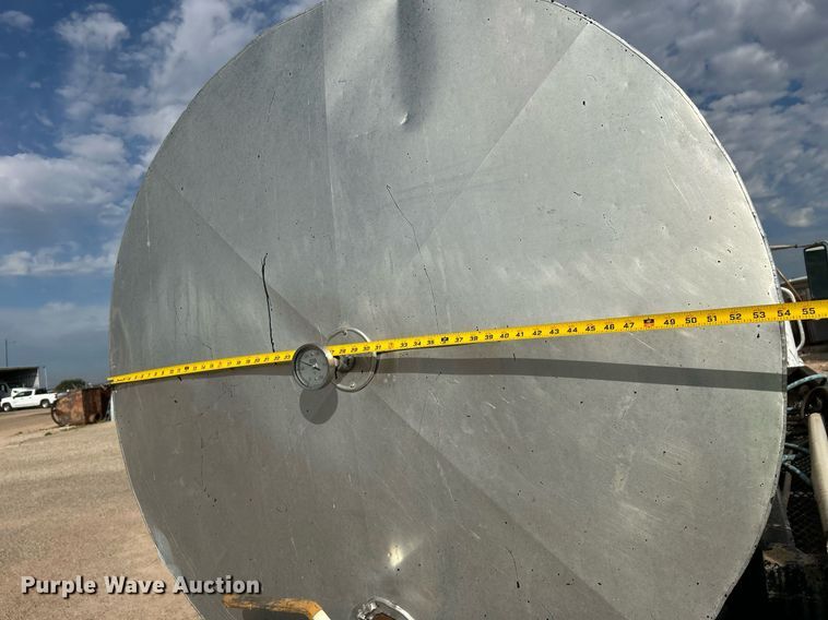 image for item EC1400 1986 International Harvester 1754 oil distributor truck