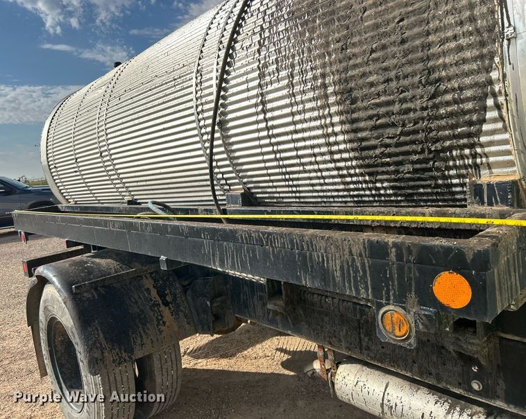 image for item EC1400 1986 International Harvester 1754 oil distributor truck