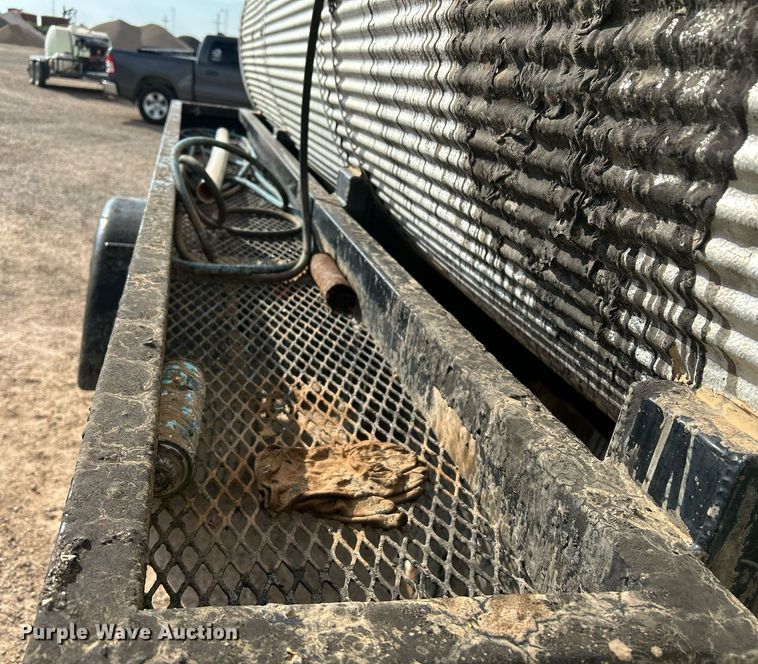 image for item EC1400 1986 International Harvester 1754 oil distributor truck