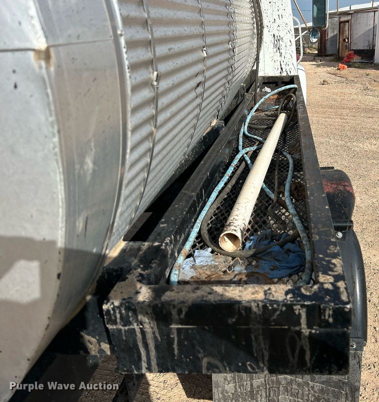 image for item EC1400 1986 International Harvester 1754 oil distributor truck