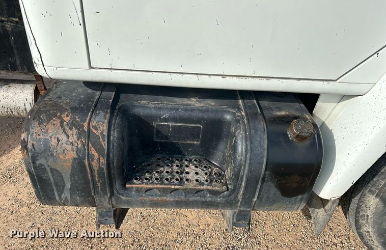 image for item EC1400 1986 International Harvester 1754 oil distributor truck