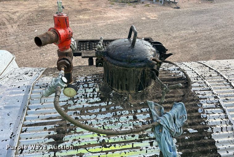 image for item EC1400 1986 International Harvester 1754 oil distributor truck