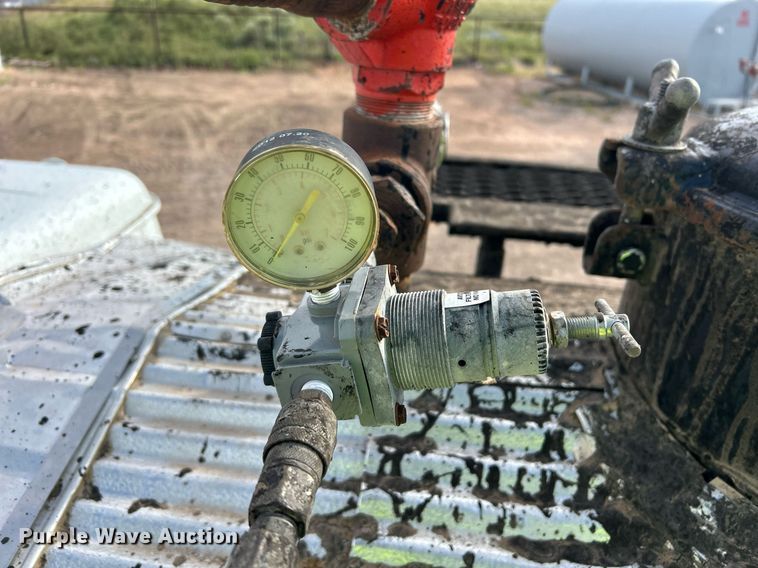 image for item EC1400 1986 International Harvester 1754 oil distributor truck