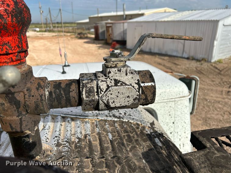 image for item EC1400 1986 International Harvester 1754 oil distributor truck