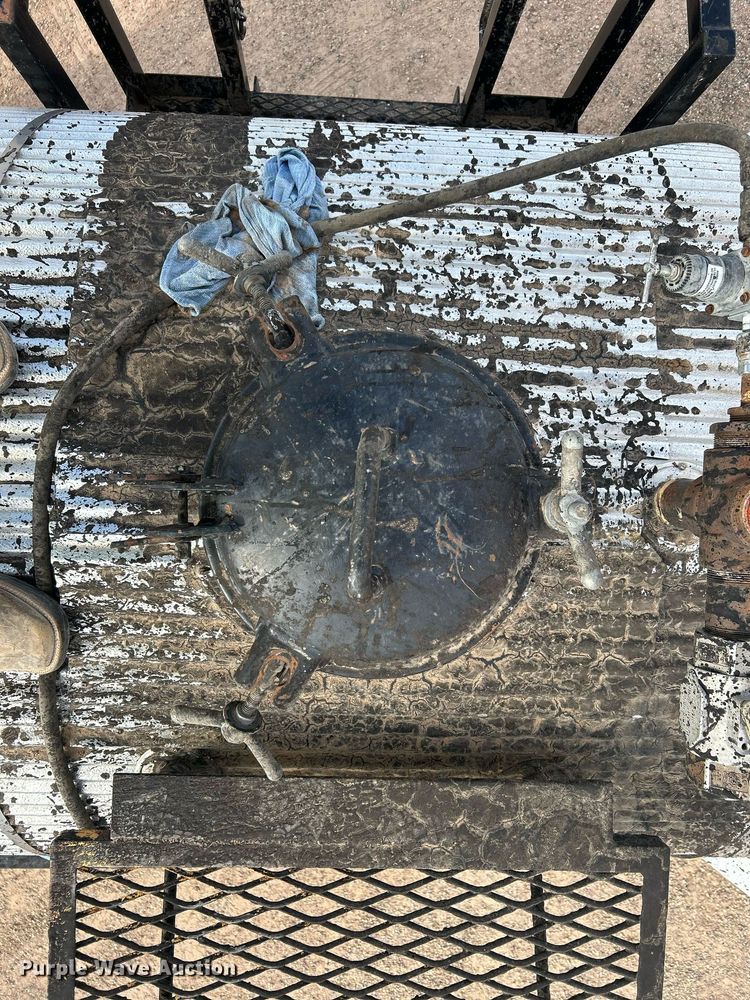 image for item EC1400 1986 International Harvester 1754 oil distributor truck