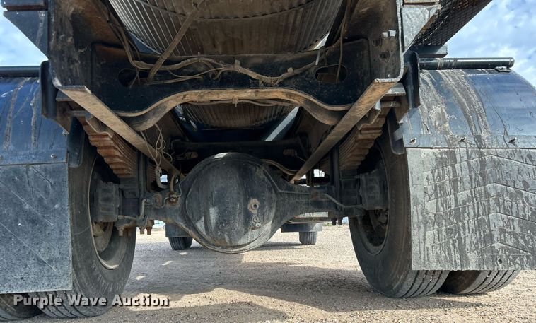 image for item EC1400 1986 International Harvester 1754 oil distributor truck