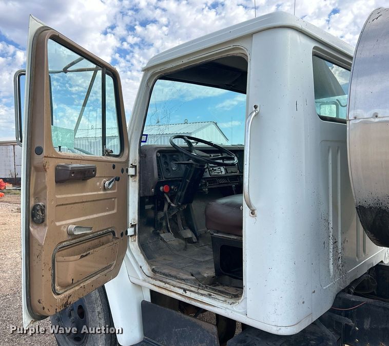 image for item EC1400 1986 International Harvester 1754 oil distributor truck