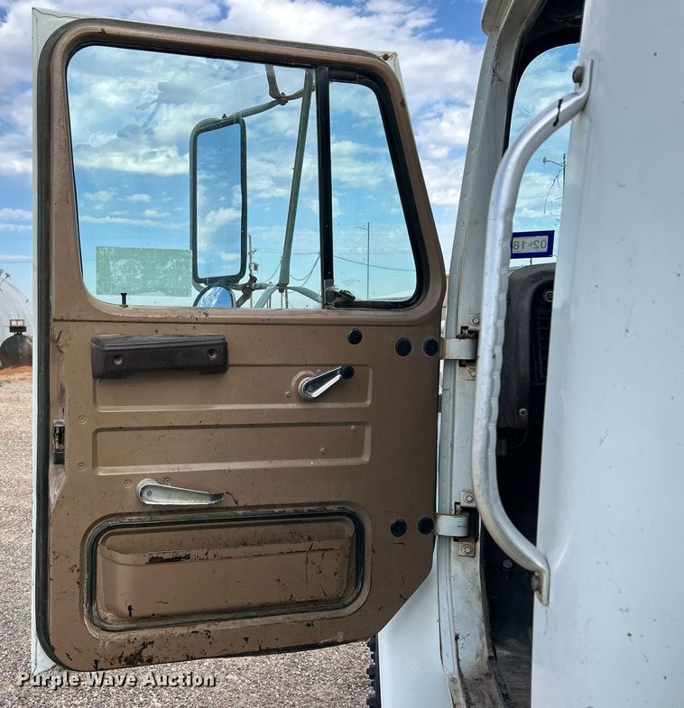 image for item EC1400 1986 International Harvester 1754 oil distributor truck